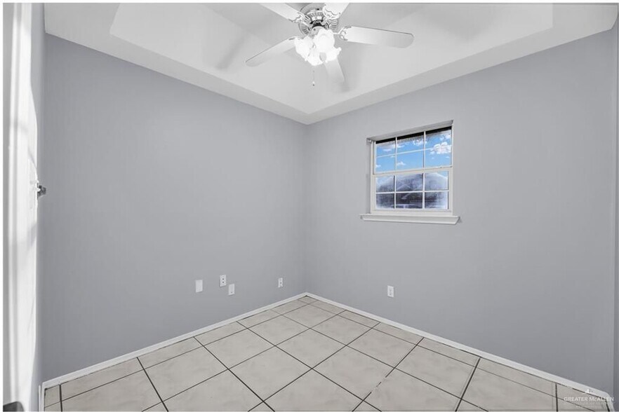 Building Photo - 4621 W Maple Ave