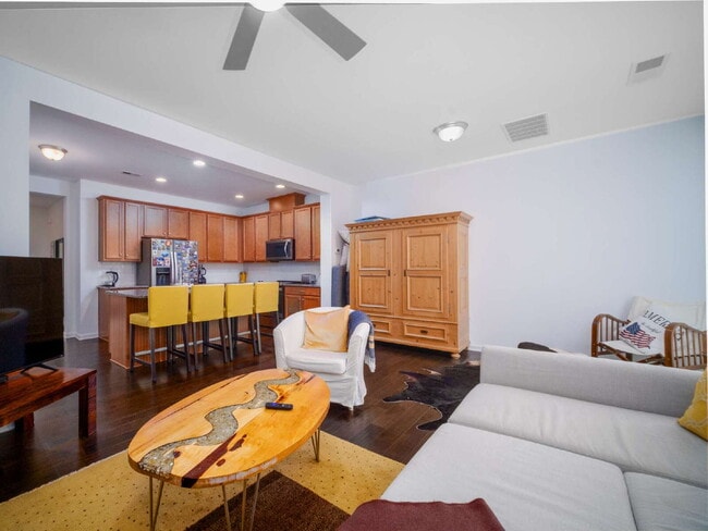 Building Photo - "Exquisite  2-Bed Townhouse with 2.5 Baths in Prime Charlotte Location – 1,531 Sq Ft of Comfort!"