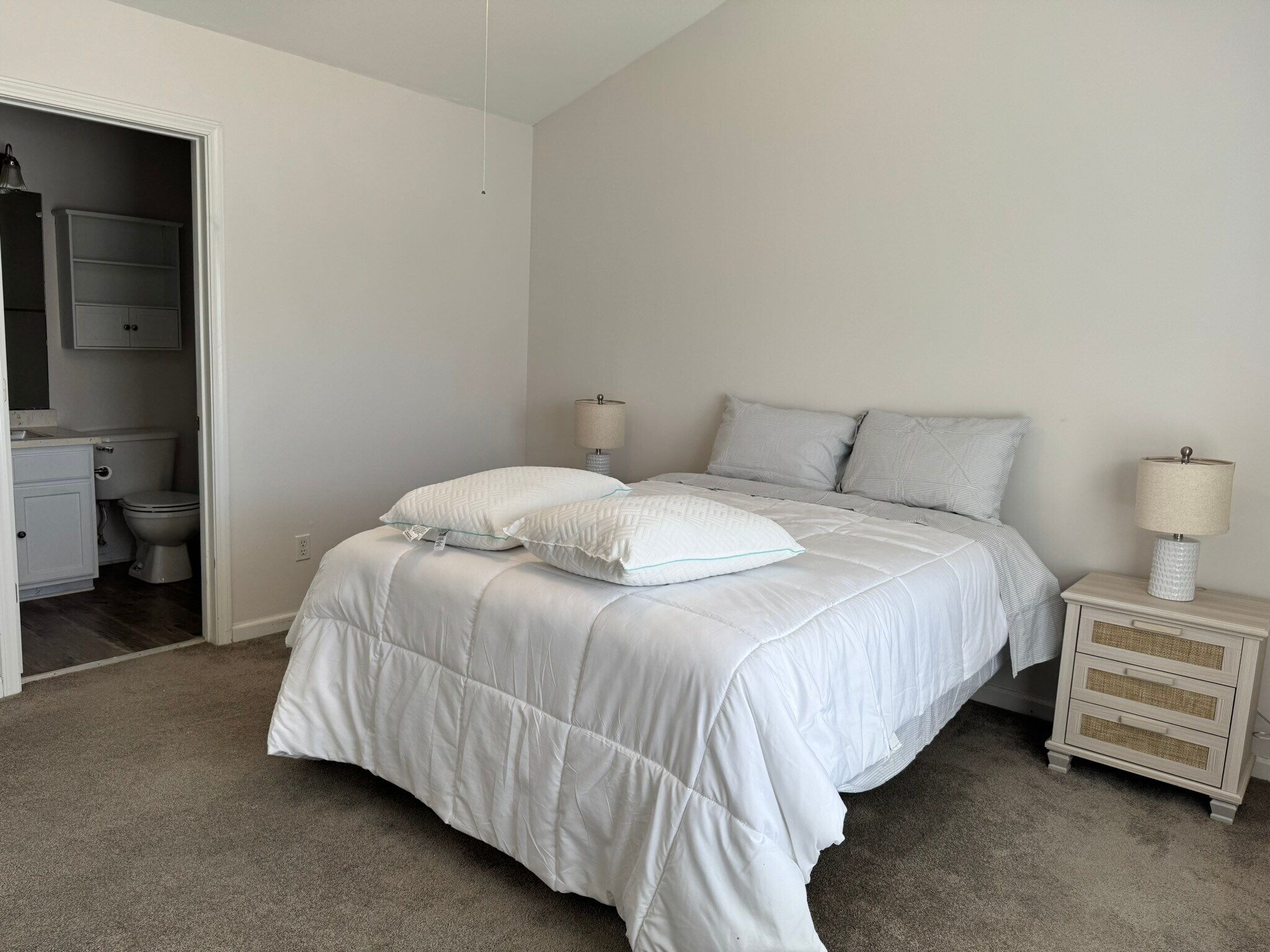 Master Room - 612 Graythorn Ln