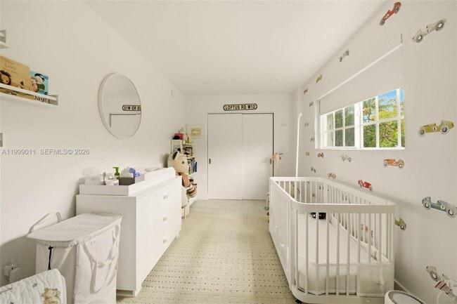 Building Photo - 725 W 51st St