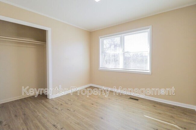 Building Photo - 1705 Bixby Rd