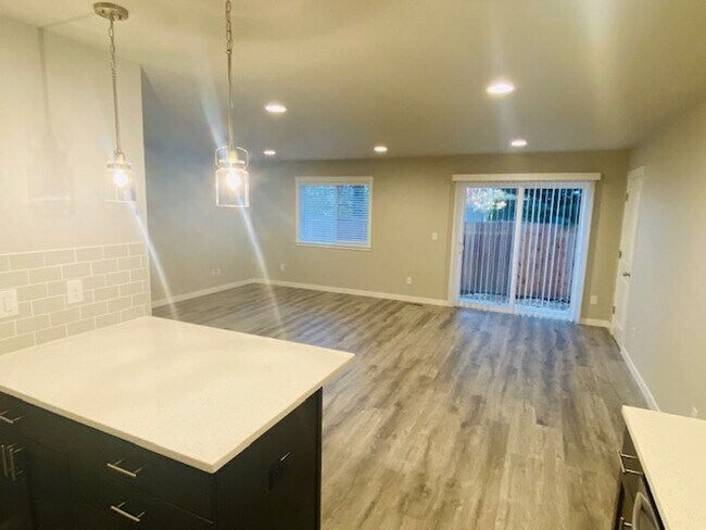 Building Photo - Beautiful Newer Home in Terrific Salmon Creek Location