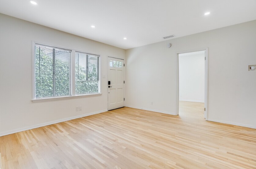 natural light - 4244 Tujunga Ave