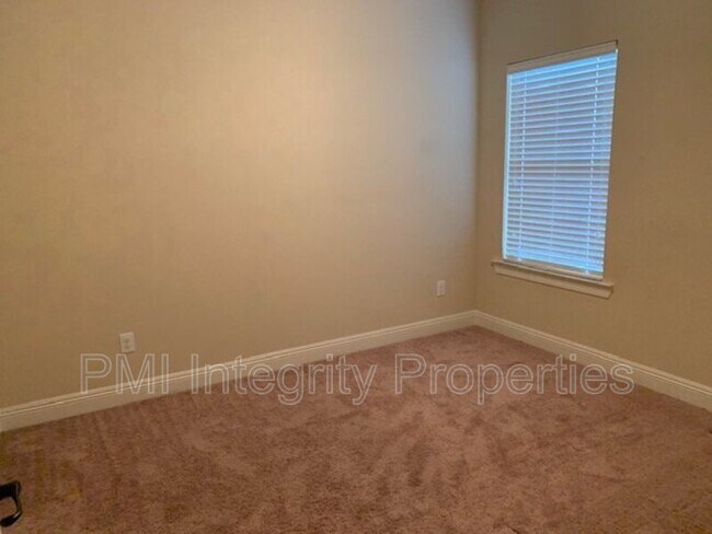Building Photo - 315 Forest Grove Dr