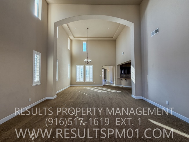 Building Photo - Elegance and spacious Mini Mansion