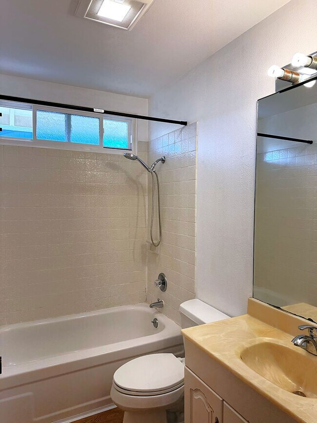 Building Photo - Newtown - Renovated 3 bedroom, 2 bath sing...