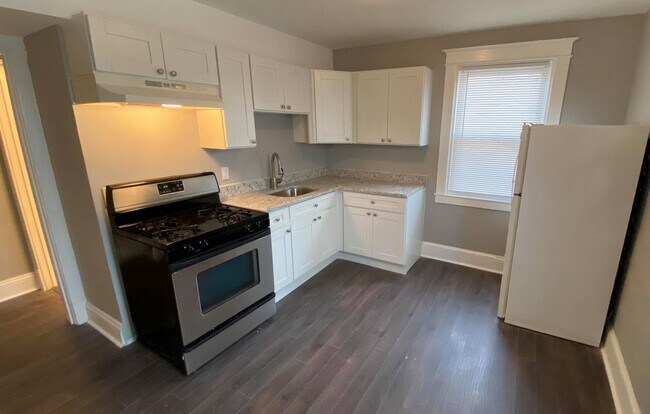 Building Photo - Huge 3-level 4 Bedroom - 2,500 sq/ft!