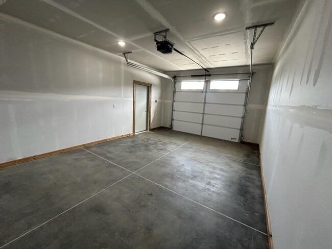 Building Photo - Beautiful newly built 3 bed 2 bath home