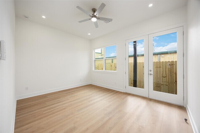 Building Photo - 422 E 41st St