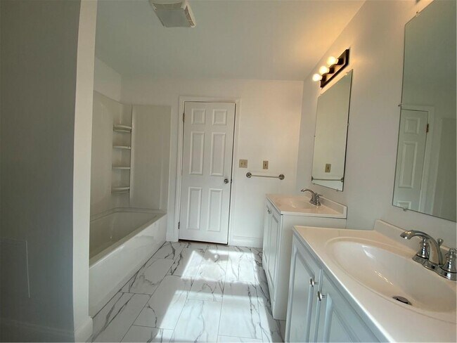 Building Photo - 16 Clearview Ave