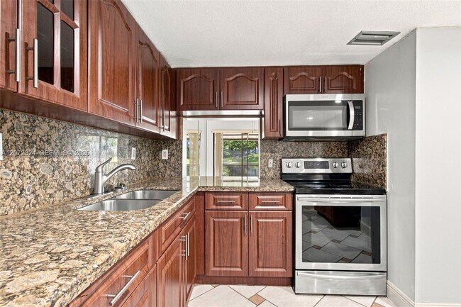 Building Photo - 6511 Racquet Club Dr