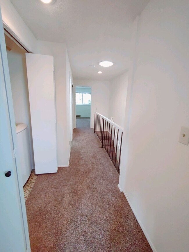 Building Photo - 3 bed 2 bath townhouse in Winslow Park!