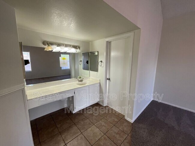 Building Photo - 441 S Maple