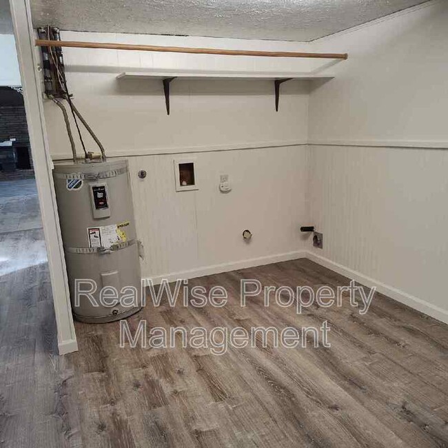 Building Photo - 853 River Bend Rd