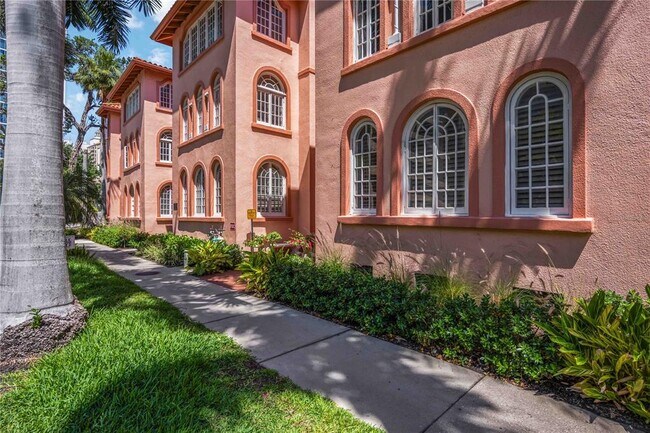 Building Photo - 1221 N Palm Ave