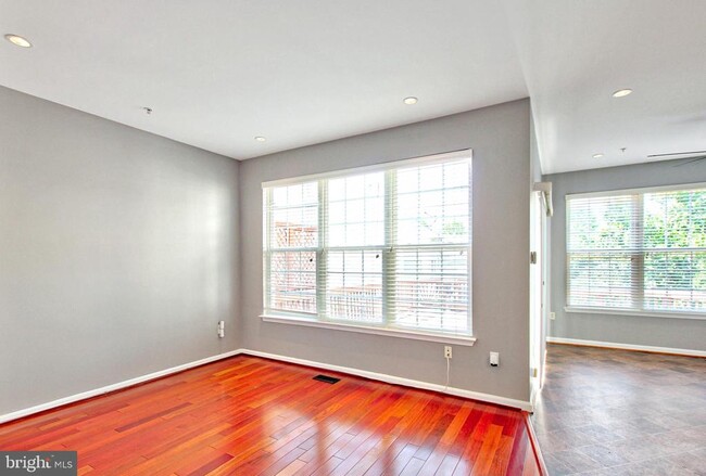Building Photo - 9902 Woodview Dr