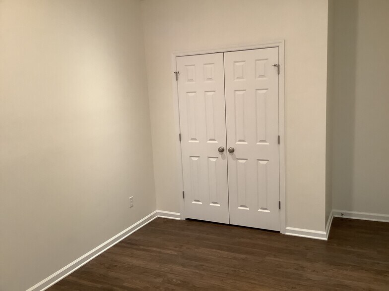 Building Photo - 1347 Ivyhedge Ave