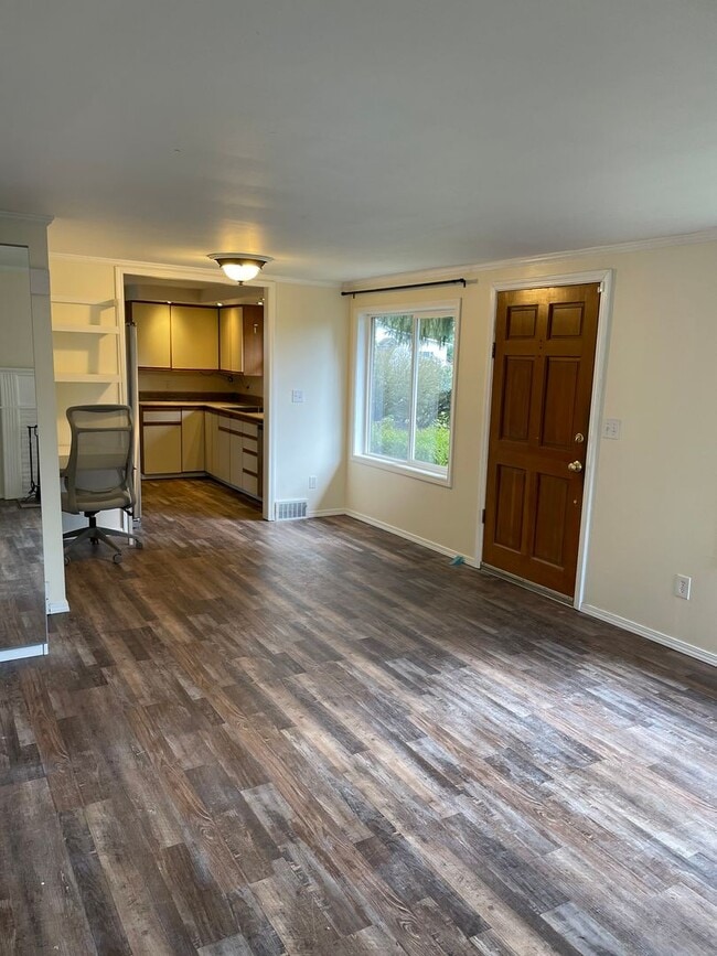 Building Photo - 4 bedroom 2 bathroom single family home lo...