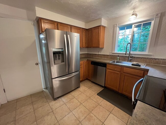 Building Photo - 3 Bed, 2 Bath with Garage in Sudden Valley