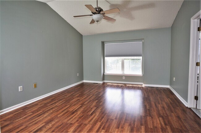 Building Photo - 13 Halstead Pl