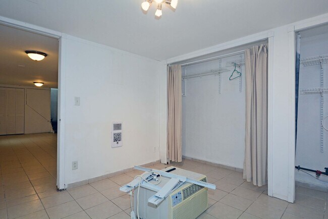 Building Photo - Spacious 4-Bed 3-Bath Home Available Now in NE Minneapolis!