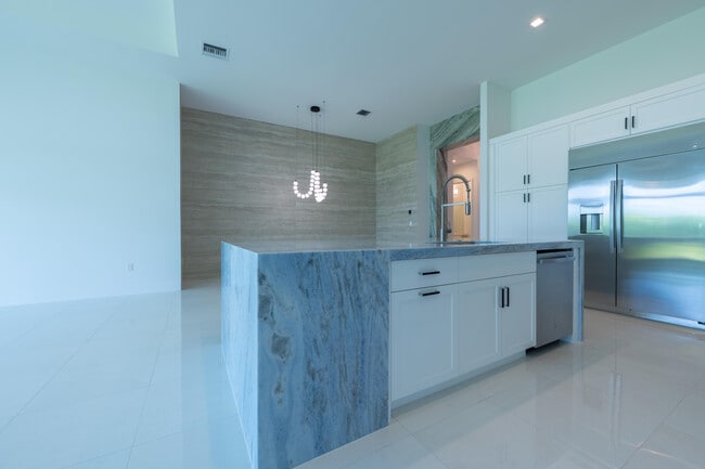 Building Photo - 9597 Regal Palm Ct