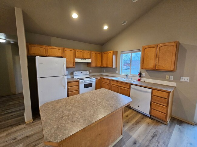 Building Photo - Newly Remodeled Duplex in the Valley