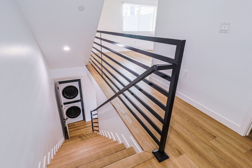 Building Photo - 1416 S Orange Dr