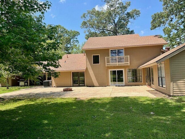 Building Photo - Spacious 3BR/2.5BA Retreat in Briarwood Es...