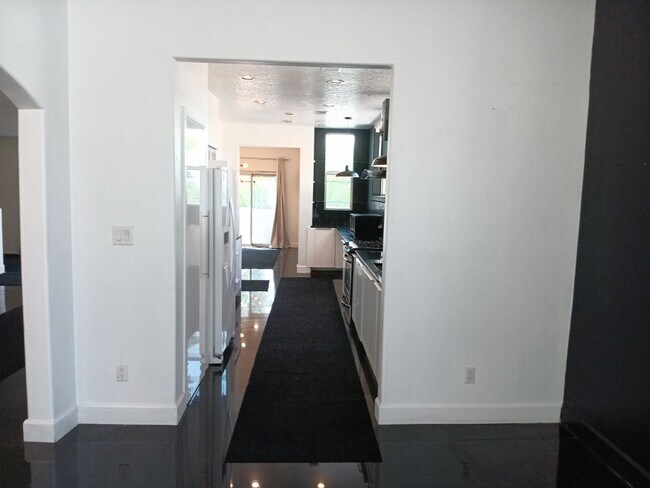 Building Photo - 3 Bedroom, 2.5 Bathroom Home! Schedule a S...