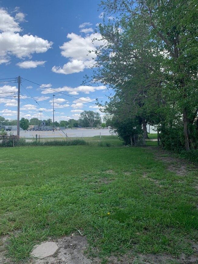 Building Photo - 2 bedroom, 2 bath house located near water...