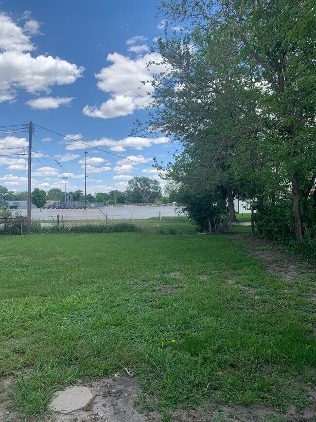 Building Photo - PRICE REDUCED! 2 bedroom, 2 bath house loc...