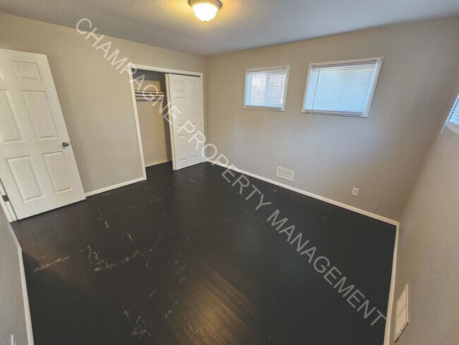 Building Photo - Single Family Home in Ruskin Heights