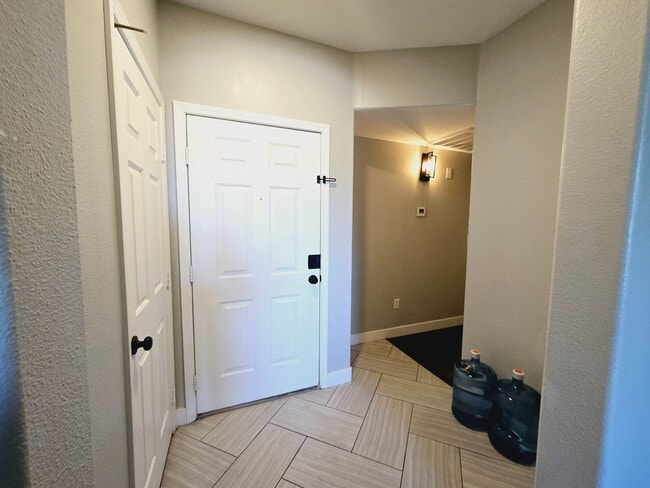 Building Photo - GUARD GATED CONDO W/ GARAGE