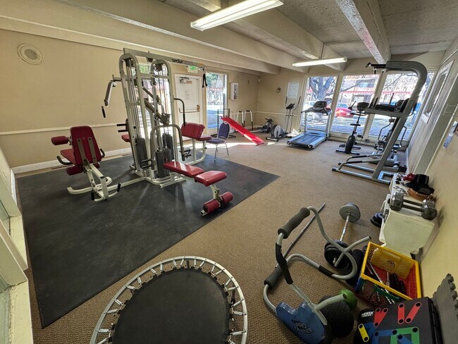 Building Photo - Spacious single bedroom condo in SE Denver