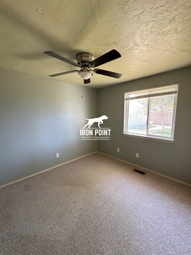 Building Photo - SW Boise home w/attached garage, large fen...
