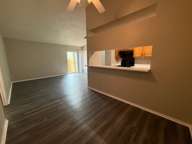 Building Photo - 513 Sierra Cove