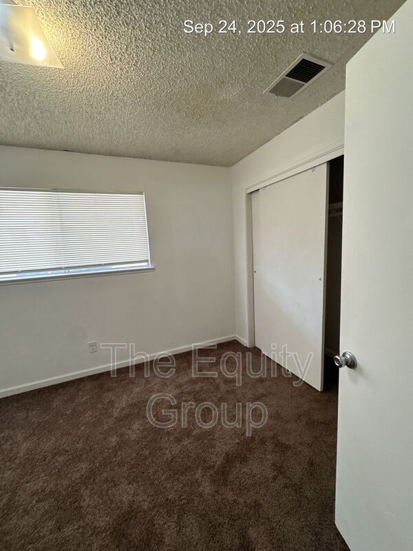 Building Photo - 942 E Tulare Ave