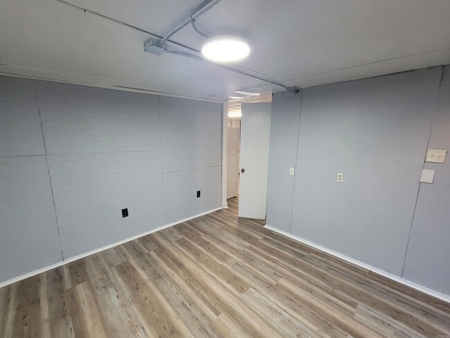 Building Photo - 112 Kenny St