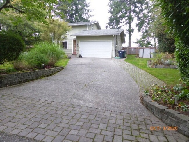 Building Photo - Beautiful 2 Story 3 Bed 2.5 Bath