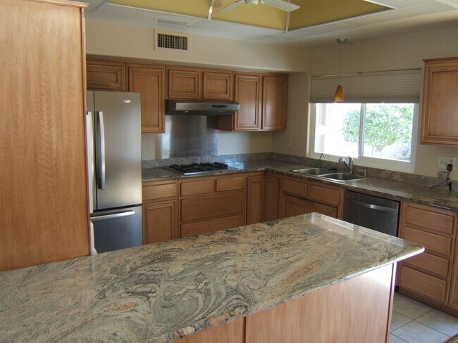 Building Photo - 15015 W Heritage Dr