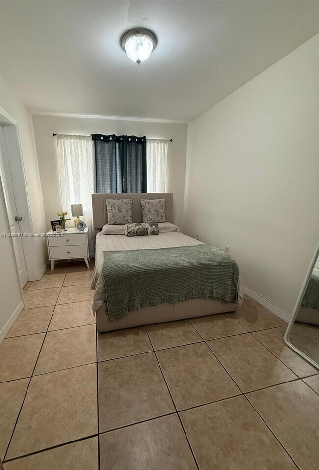 Building Photo - 13 S Royal Poinciana Blvd