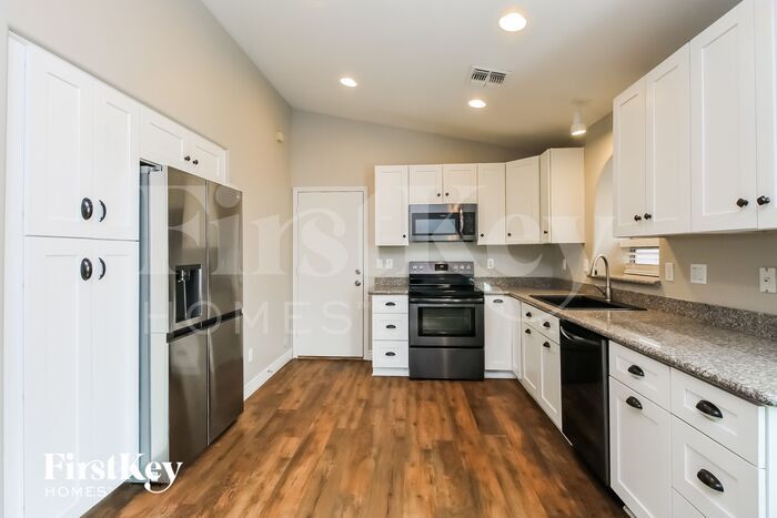Building Photo - 691 E Daniella Dr