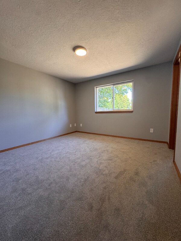 Building Photo - 550 S Maple St