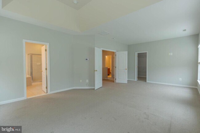 Building Photo - 305 Lewisburg Ln