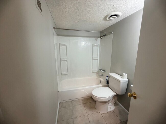 Building Photo - 5516 Lakeshore Dr
