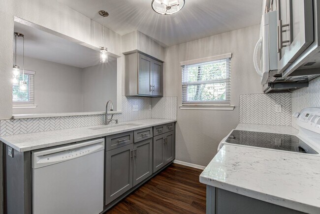 Building Photo - Recently renovated, move-in ready 3/2 home...