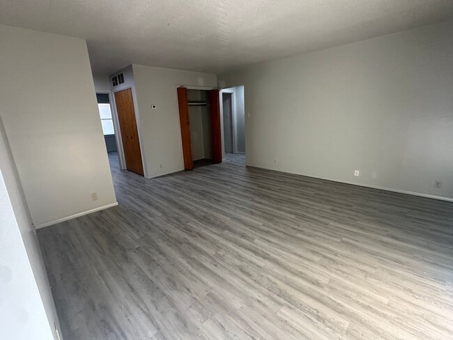 Building Photo - Near Local Restaurants and Shops with Private Screened Porch!