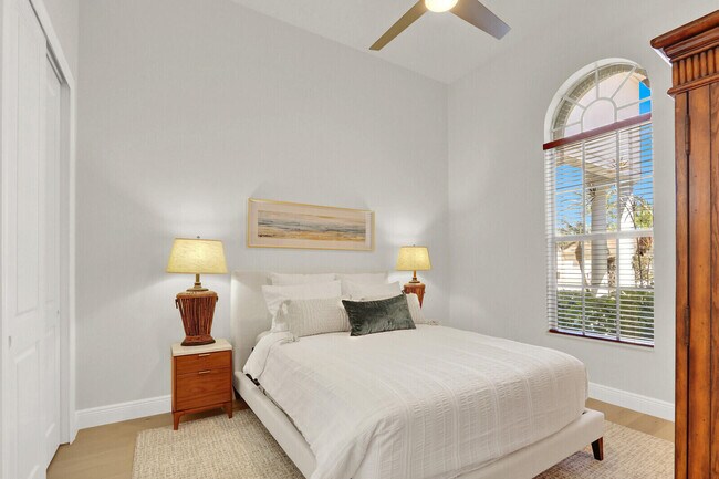 Building Photo - 528 Les Jardin Dr