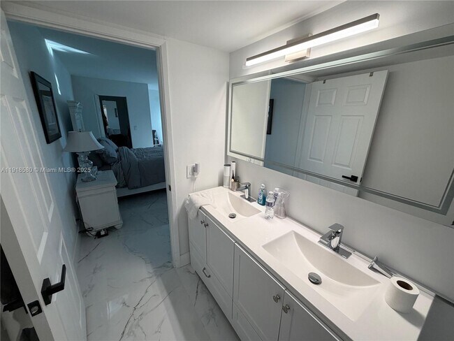 Building Photo - 7290 Kinghurst Dr